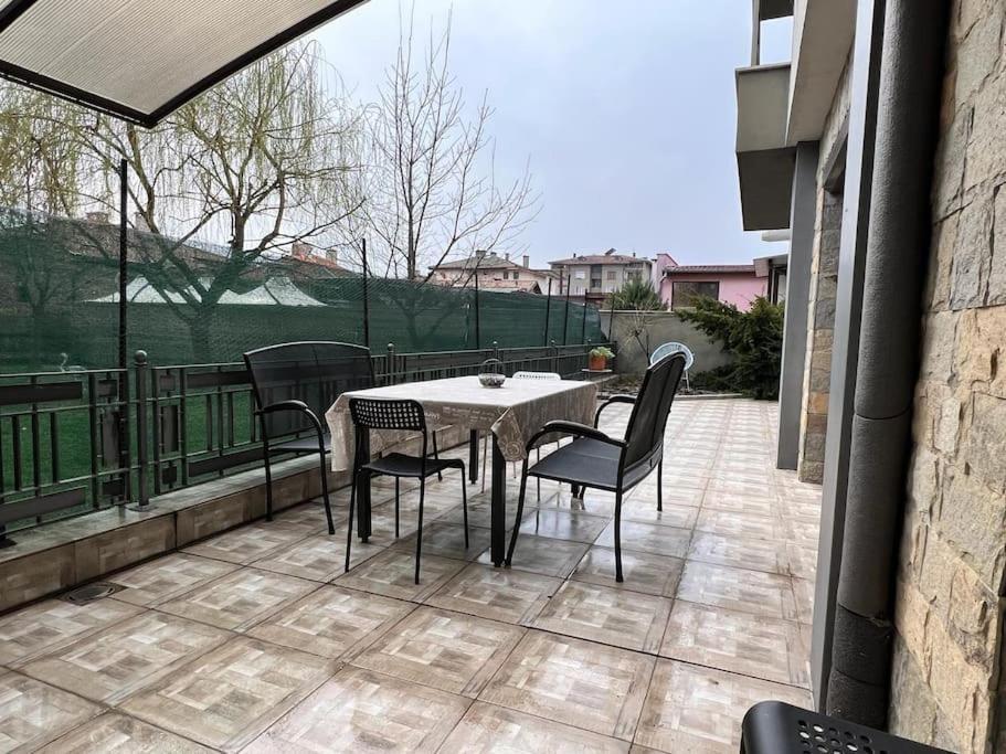 Kazanlak Large Guest House Apartment Near The Center With Full Kitchen & Dining Room, King Beds, Garden Patio, Free Parking & Self Check-In Exteriér fotografie